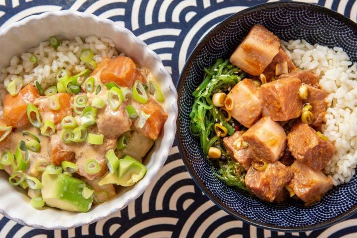 Un poke bowl de atún y otro de salmón listos para comer.