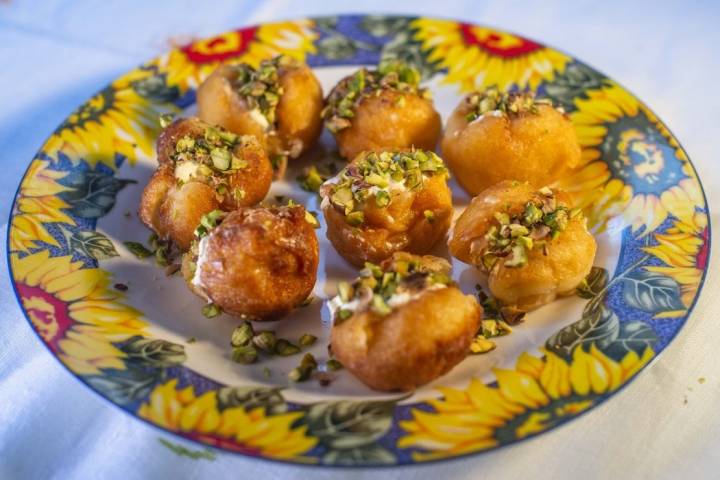 Buñuelos en almíbar con creme freiche