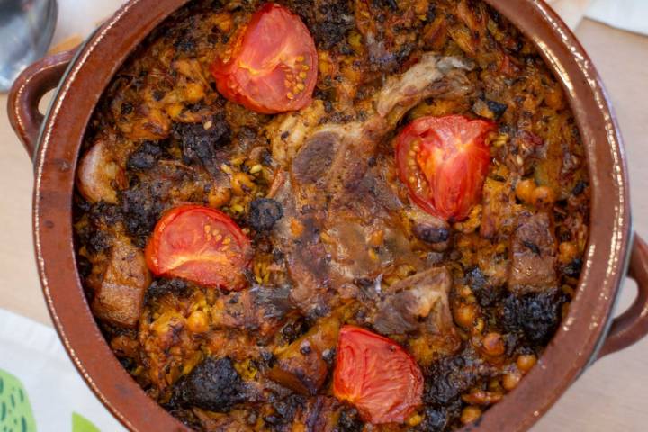 Arroz al horno de Alicante en cazuela de barro hecho por la cocinera Rosa Tovar.