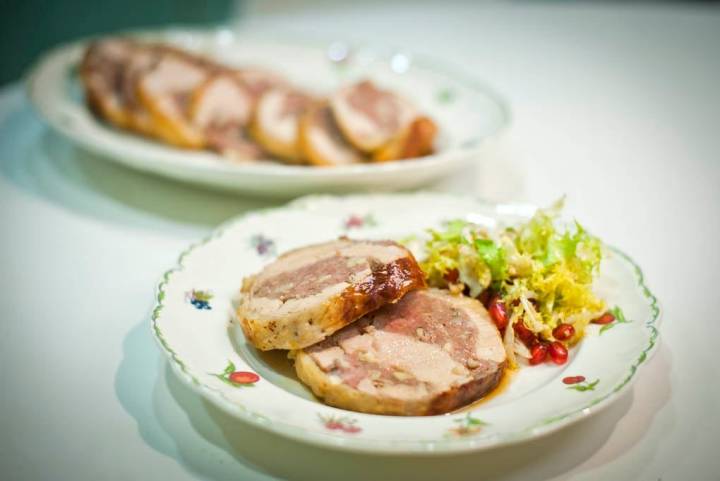 Pechuga de pavo rellena en adobo.