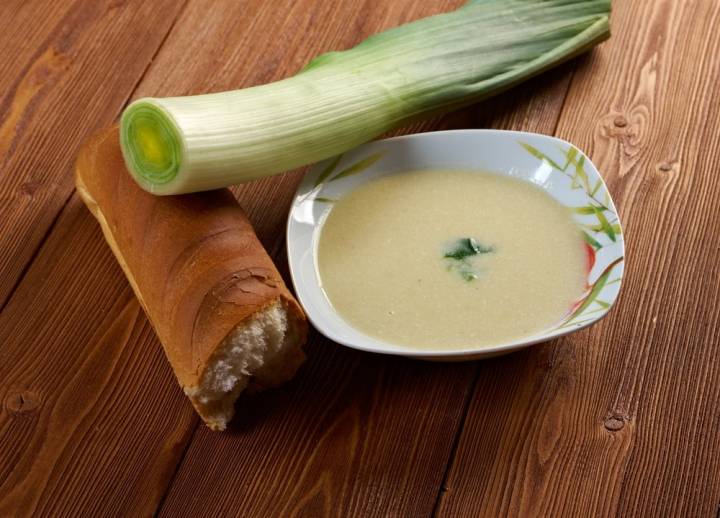 La vichyssoise se puede degustar caliente o fría.