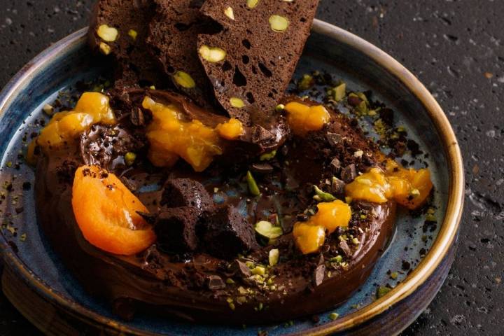 Y de postre: hummus de chocolate con orejones turcos, pistachos y AOVE. Foto: 'Fayer'.