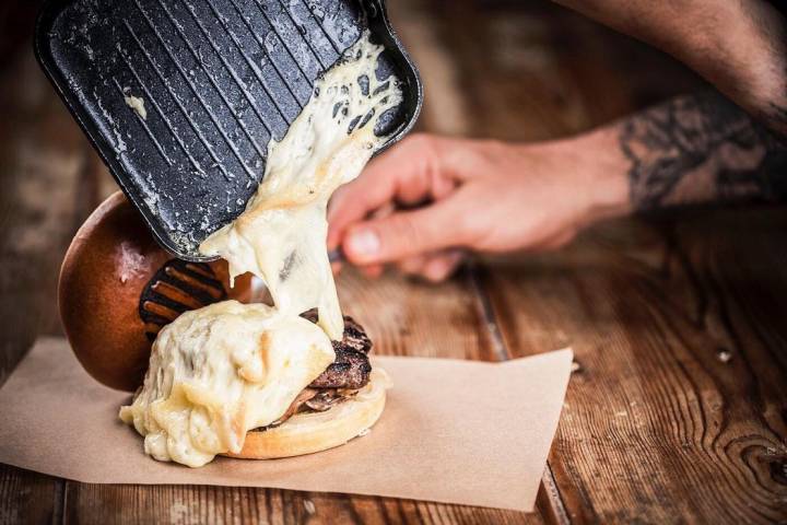 Hamburguesas que piden una copa de vino tinto.