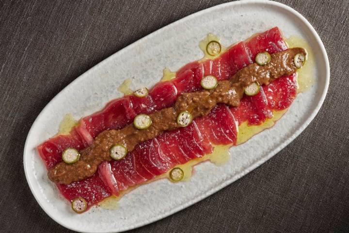 Laminado de atún con crema de ternera de pasto asada.