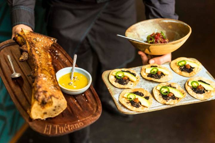 Tuétano asado con tartar de atún y emulsión de chile serrano.