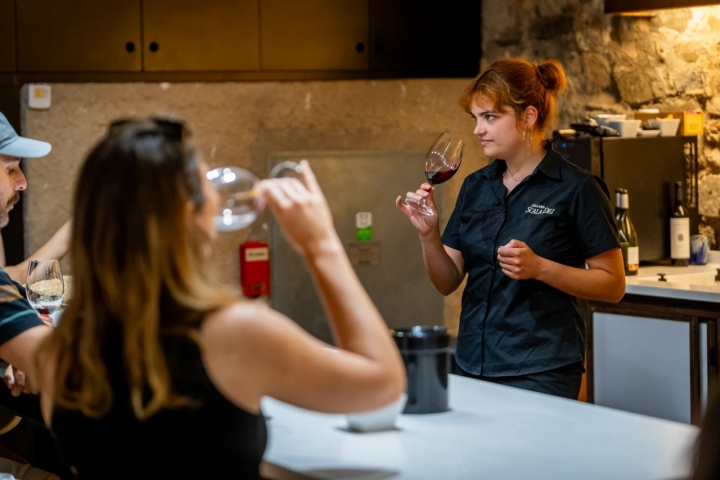 Berta Camps dirige tanto la visita como la cata de vinos Berta Camps dirige tanto la visita como la cata de vinos