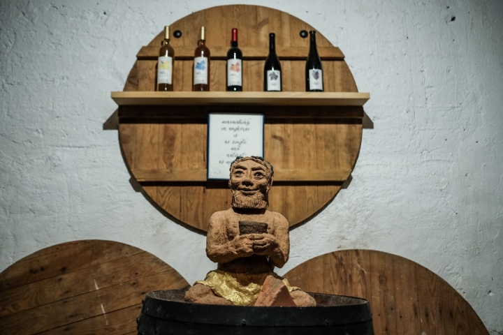 Una figura dentro de la decoración de la bodega homenajeando al vino.
