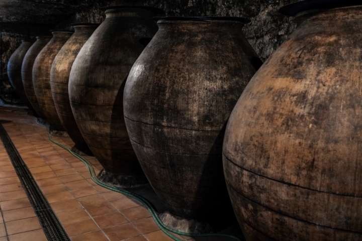 Tinajas de barro para la maduración en la cueva subterránea de la casa-bodega.