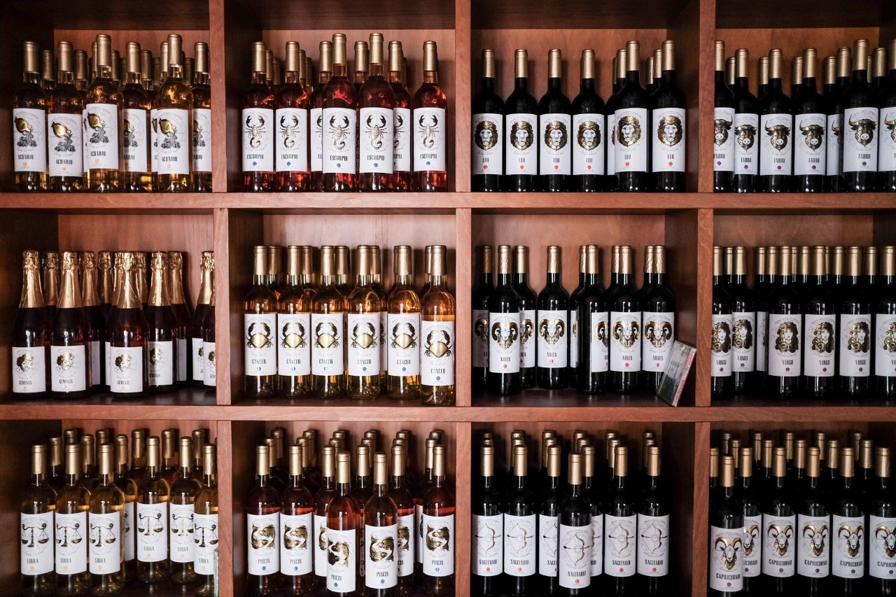 Los vinos del zodíaco en una de las estanterías de la bodega.