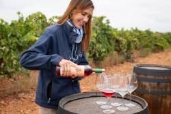 Mujer sirviendo vino.