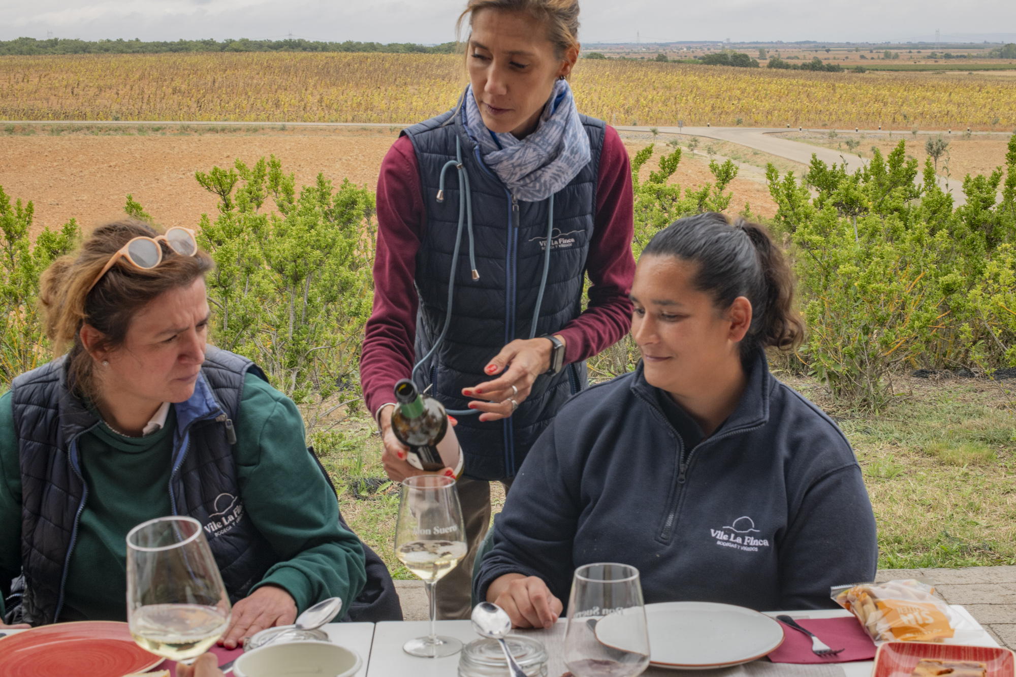 Mujeres tomando vino.