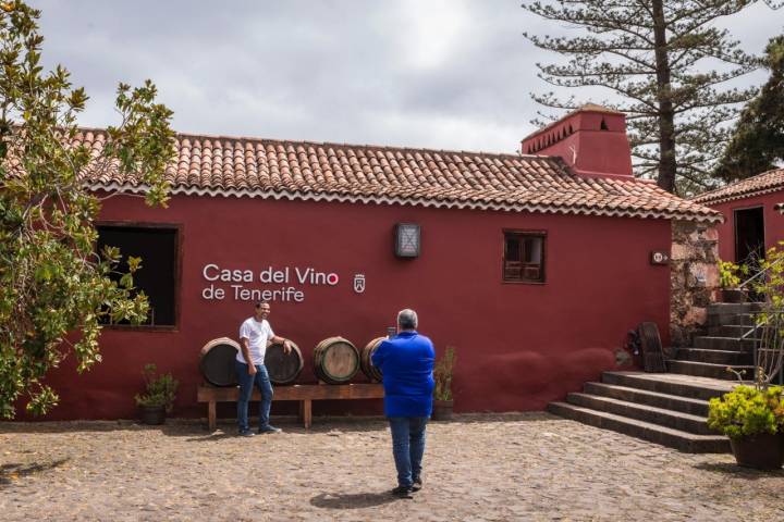 Dos visitantes haciéndose fotos en el patio de la Casa del Vino de Tenerife