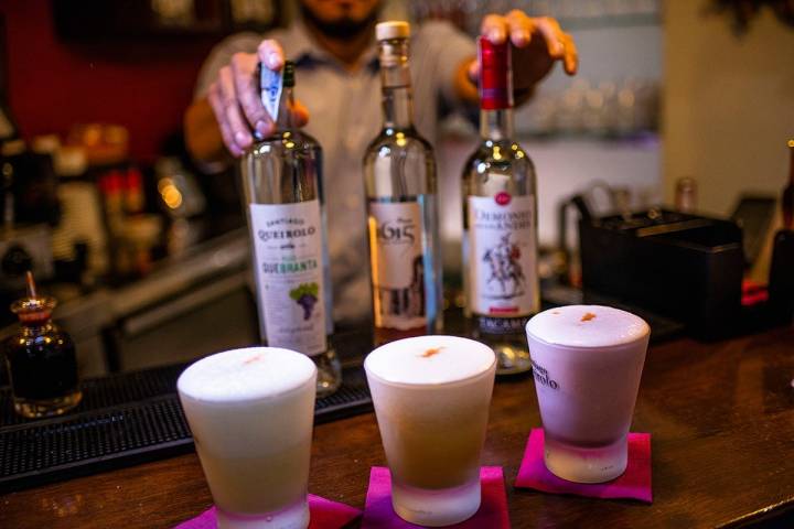 De izquierda a derecha: pisco sour clásico, el de maracuyá y el chicha morada.