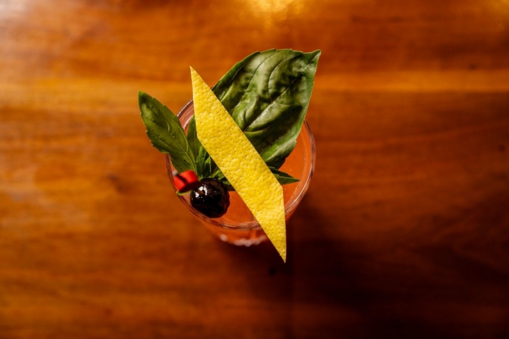 En cada trago, el bartender te cuenta una historia líquida