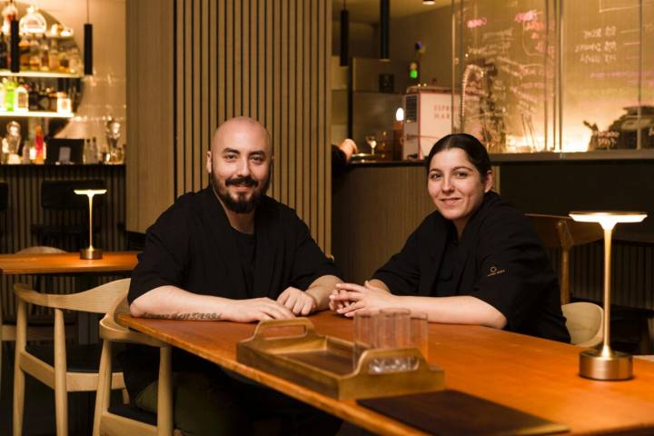 Borja Insa y Rocío Muñoz en la coctelería Moonlight (Zaragoza).