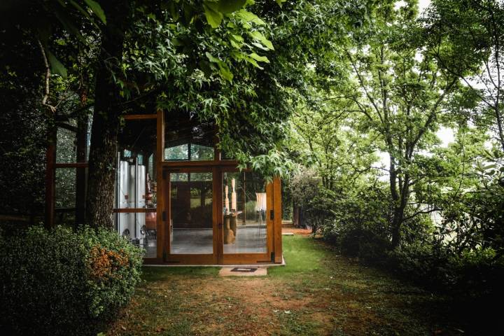 Albela ha creado una burbuja de madera y cristal en medio del jardín.