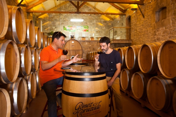 Bodegas centenarias de Haro: Gómez Cruzado (catando vino)