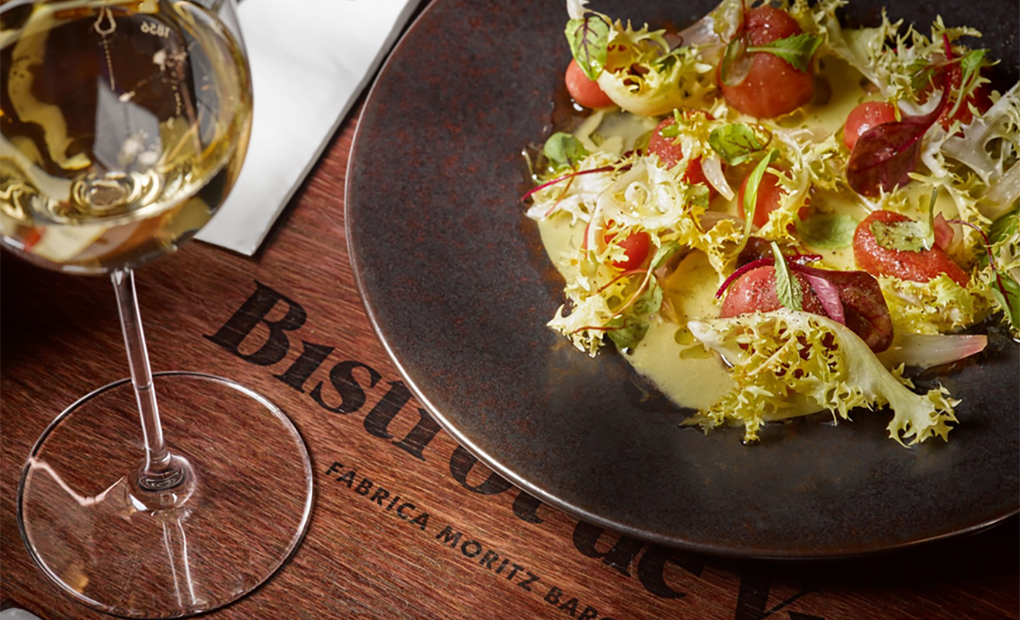 Bistrot de Vins, plato con una copa de vino.