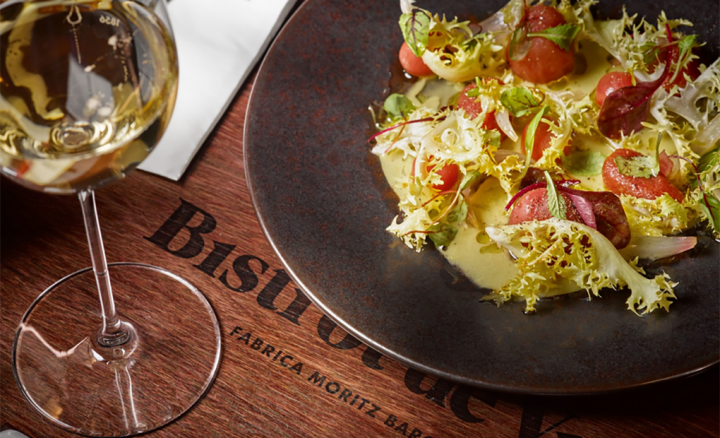 Bistrot de Vins, plato con una copa de vino.