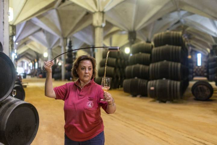 Ana Domínguez, capataz de bodegas William & Humbert, venenciando