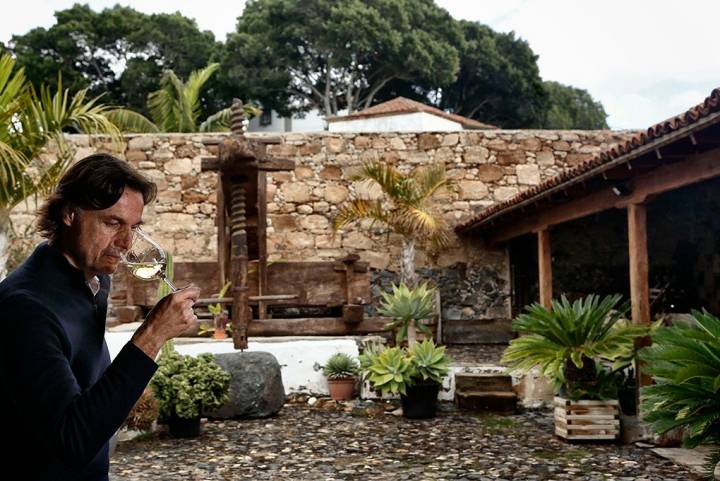 Enrique Alfonso en el patio de su bodega, presidido por un lagar de 1822.