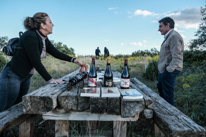 Gregorio y María del Carmen ultiman los preparativos en la mesa para la cata.