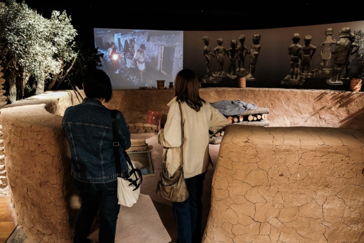 Dos mujeres ven un vídeo en el Centro de Interpretación del  Cerro de las Cabezas.