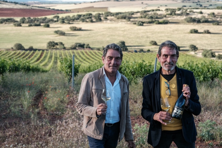 Gregorio y José López de Lerma posan con uno de sus vinos en su viñedo más especial.