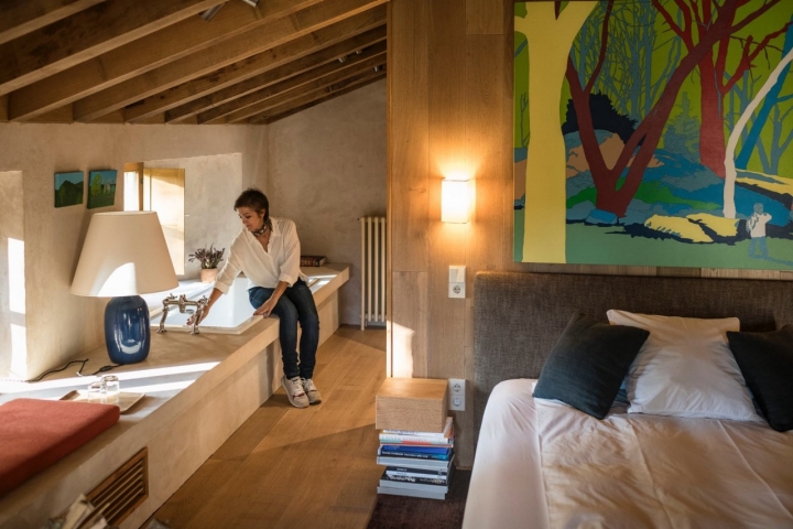 Una mujer prepara la bañera de Espino. Una mujer prepara la bañera de Espino.