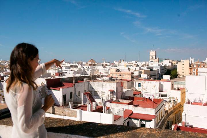 La dueña muestra las vistas de la ciudad desde la azotea.