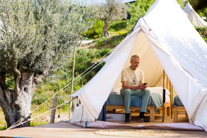 En la tienda Emperador hay dos camas con somier. 