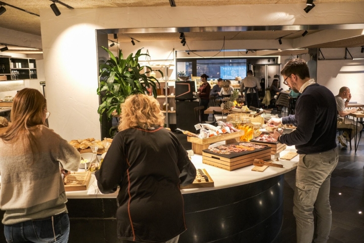 La barra de Fismuler se transforma para los desayunos.