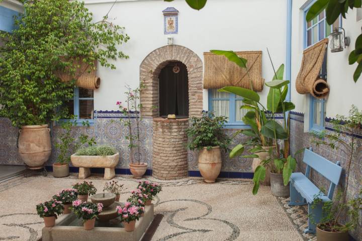 El encantador patio del hotel.