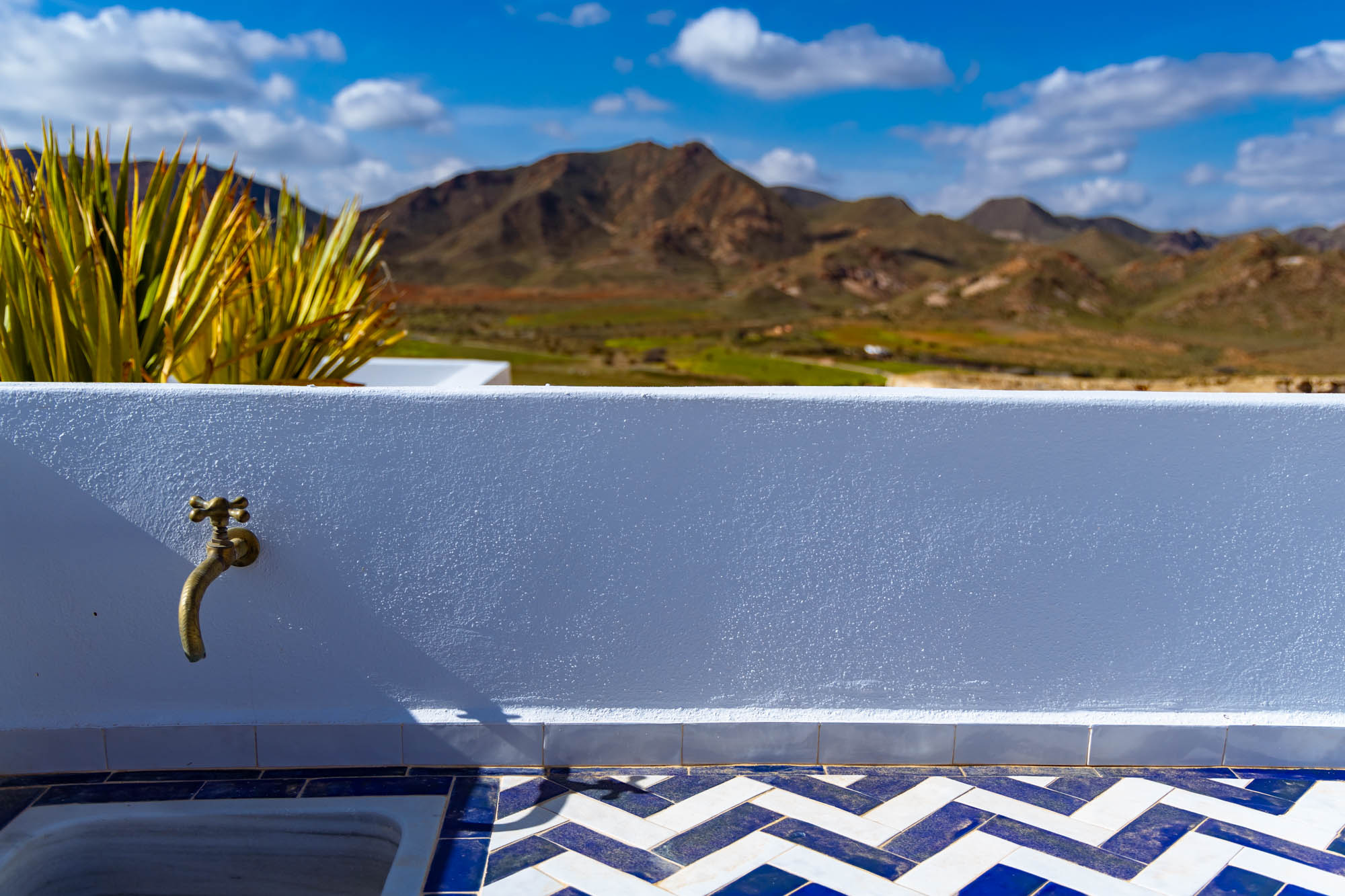 Detalles de la grifería y los azulejos del chill out.