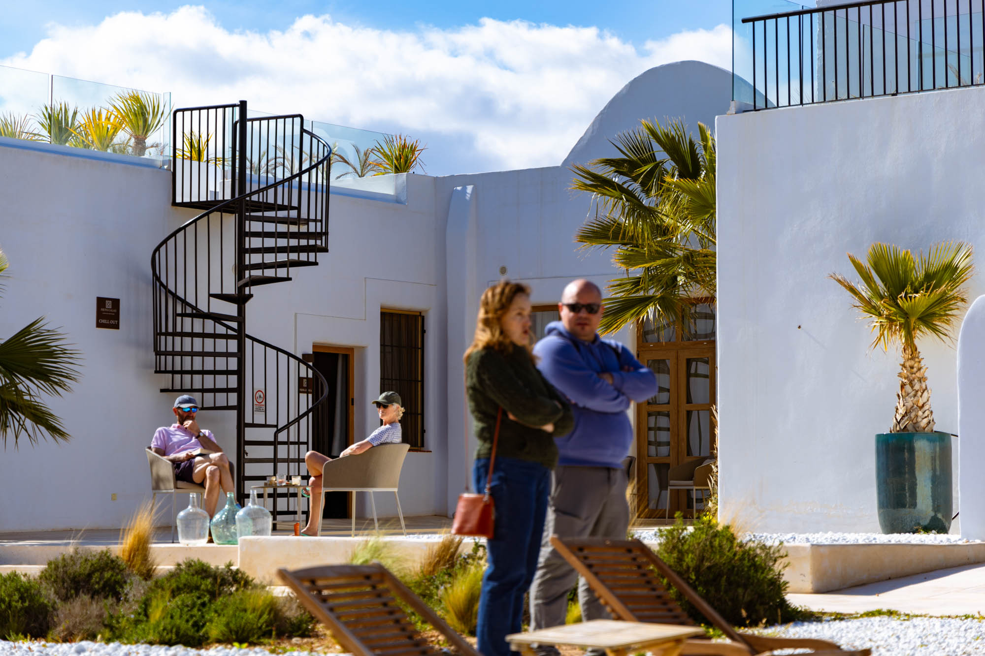 El patio andaluz y gente relajada.