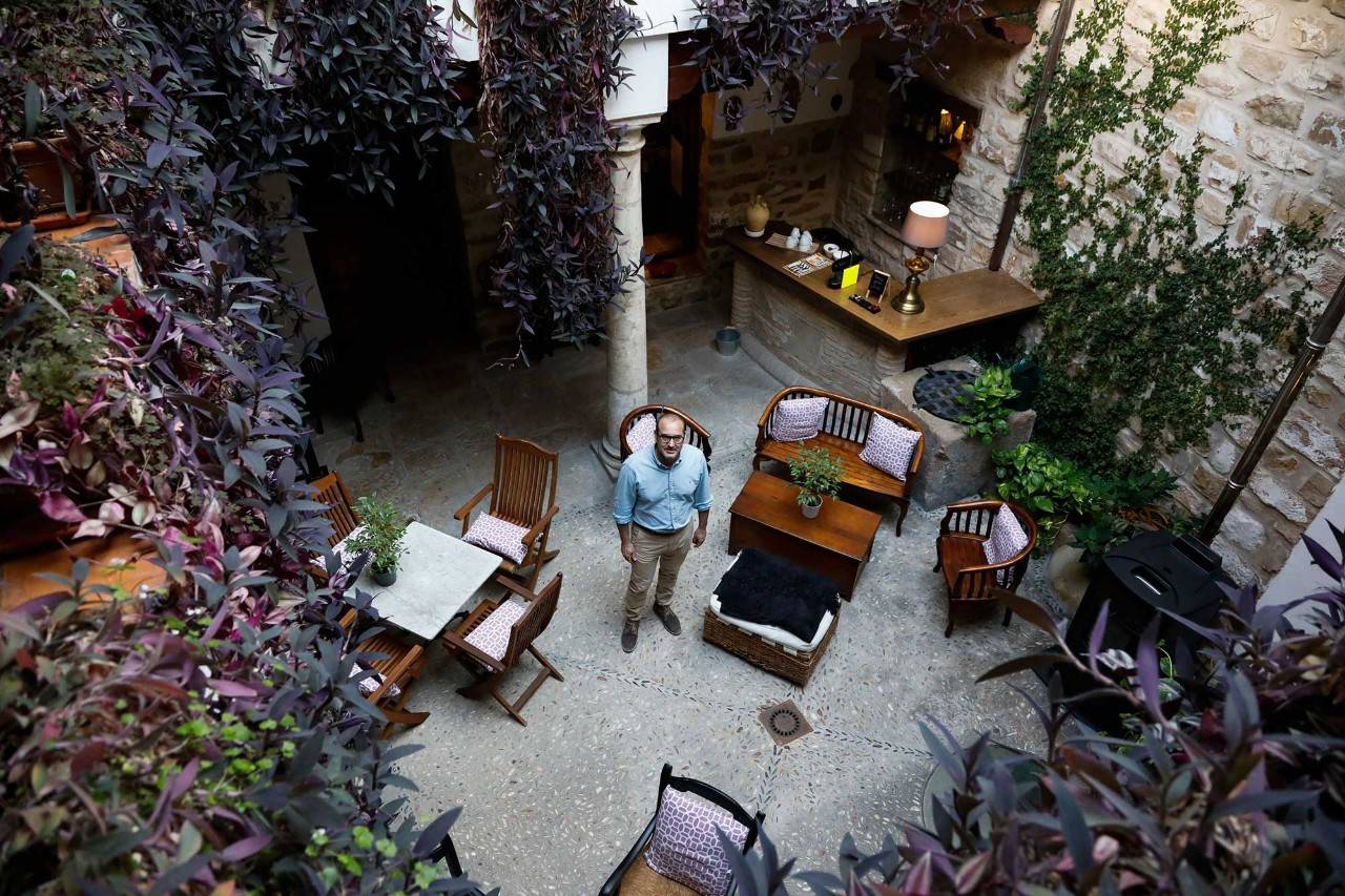 Carlos Rentero, propietario del 'Hotel Álvaro de Torres', en el patio interior.