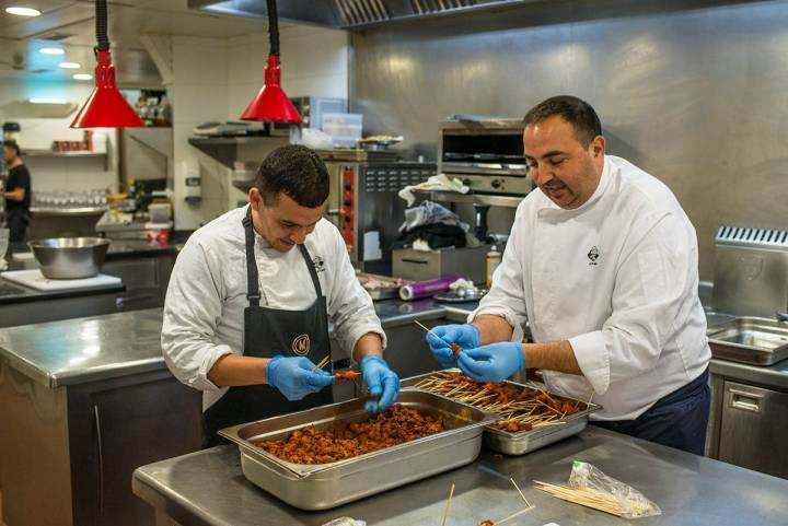 Madremanya (Báix Ampurdán) Vicenç Fajardo, a la derecha, preparando las cenas.