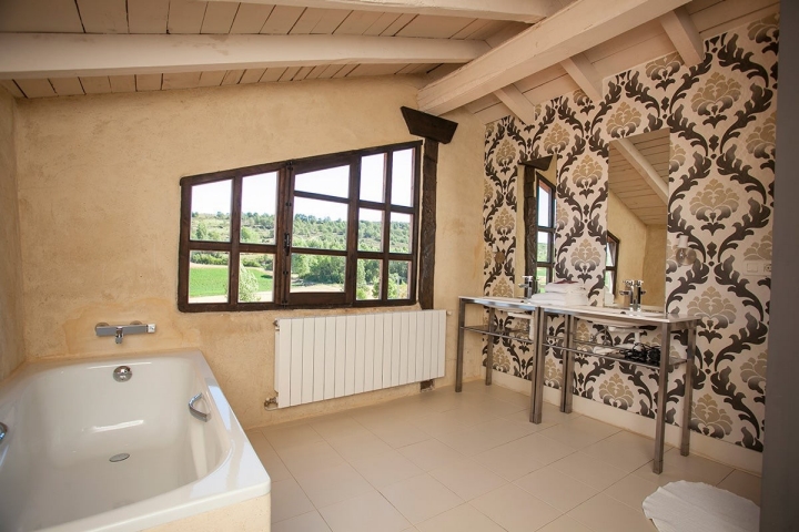 Baño en Hotel Posada Priorato de Val. Villacibio