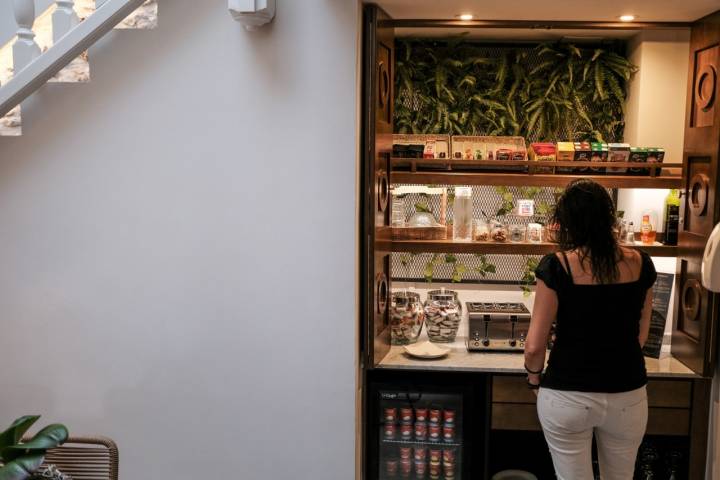 Una mujer de espaldas en las zonas del desayuno.