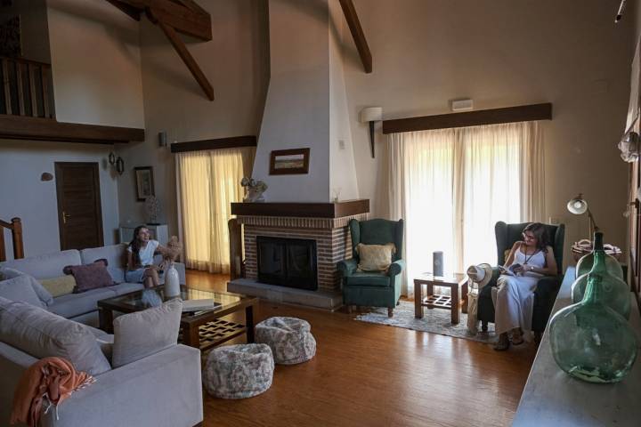 Dos mujeres sentadas en el salón de la casa.