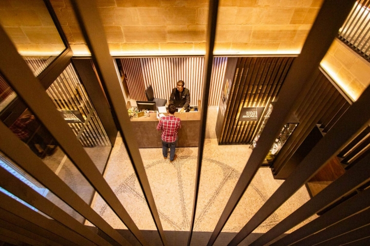 Vista de la recepción del hotel desde el piso de arriba.