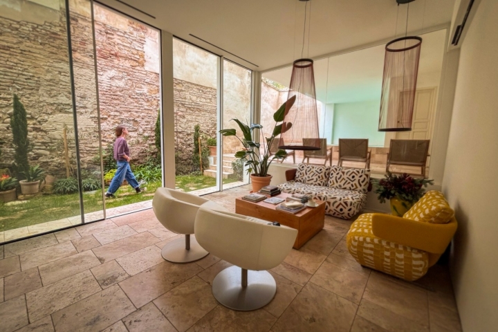 Salón de lectura y jardín del hotel