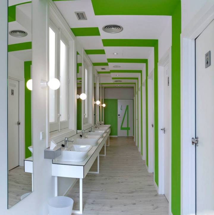 Baño en blanco y verde muy moderno