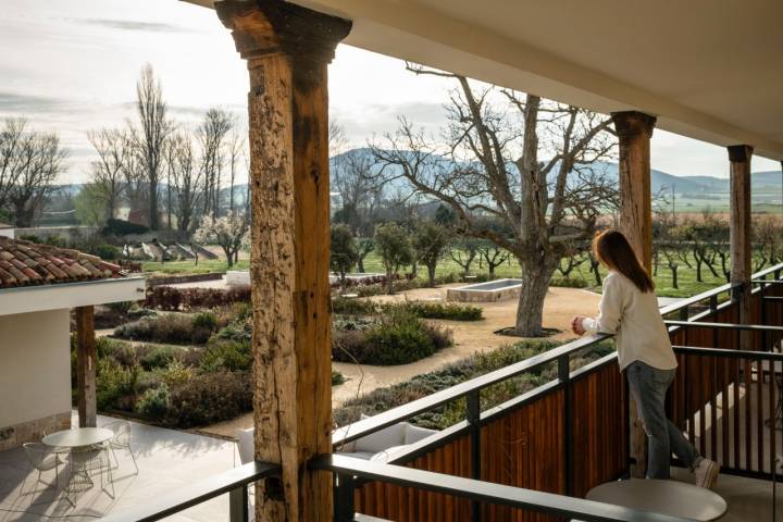 Parte de las habitaciones cuentan con una pequeña terraza con vistas al jardín.