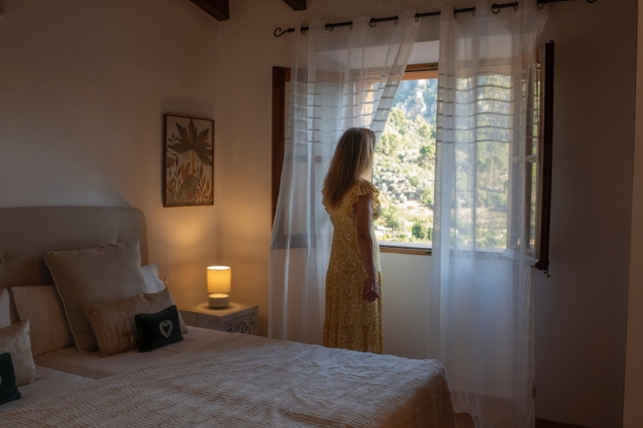 La mayoría de las habitaciones tienen vistas a la sierra.