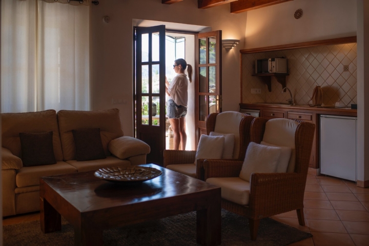 Los apartamentos cuentan con salón y cocina bien equipada.