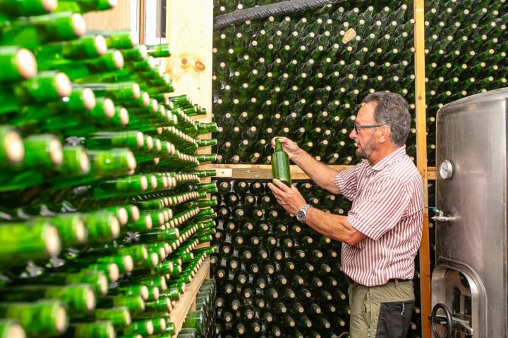 Julián entre las botellas de la última temporada.