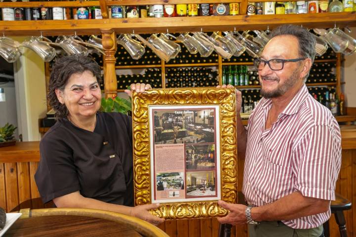 Conchita y Julián, con el recuerdo de “Casa Julián” en Amberes.