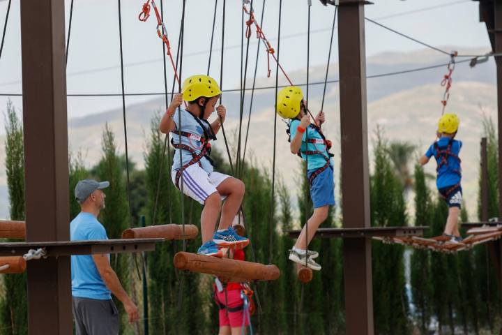 Parque multiaventura con niños