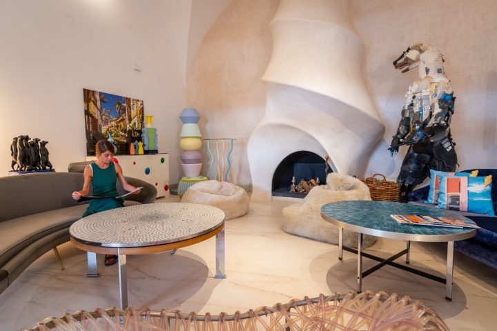 Obras de arte contemporáneo se reparten por doquier.